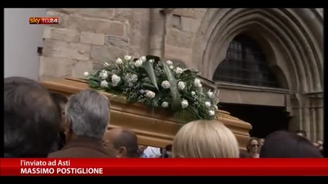 Asti, più di 500 persone a funerale Faletti. Aveva 63 anni