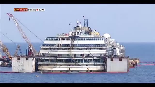 Costa Concordia, il relitto torna a galleggiare: time lapse