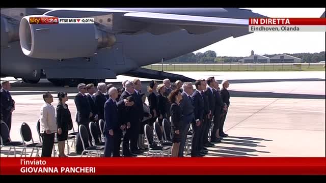Volo MH17, l'arrivo delle salme all'aeroporto di Eindhovern