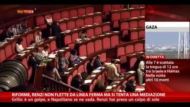Riforme, Grillo: "E' un golpe", Renzi- "E' un colpo di Sole"