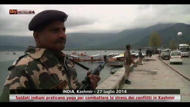 India, soldati praticano yoga per combattere lo stress