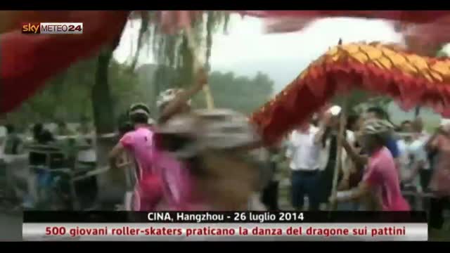 Cina, la danza del dragone sui pattini