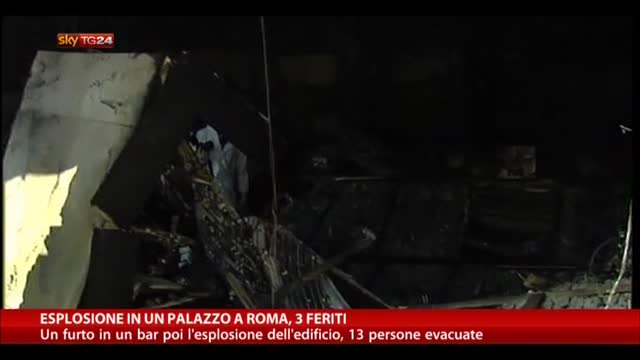 Esplosione in un palazzo a Roma, 3 feriti