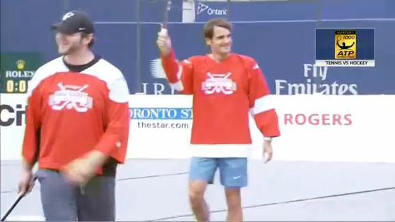 Federer a lezione di hockey