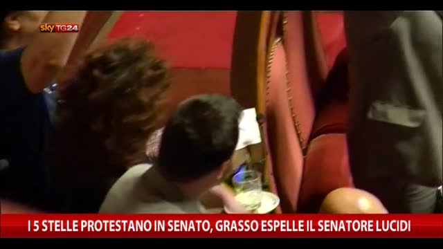 M5S protestano in Senato, Grasso espelle Senatore Lucidi