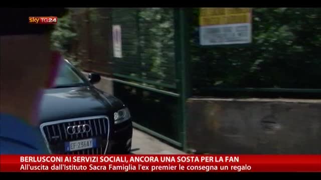 Berlusconi ai servizi sociali, ancora una sosta per la fan
