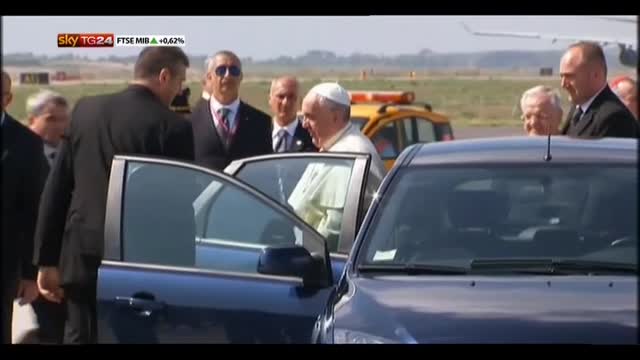 Premier Renzi saluta Papa Francesco in partenza per la Corea