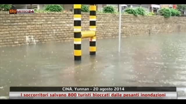 Cina, soccorritori salvano 800 turisti da inondazioni