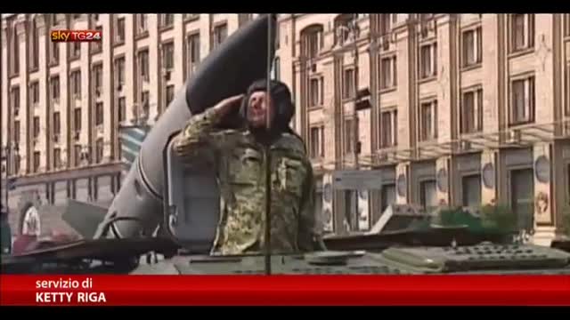 Poroshenko annuncia 2 mld di dollari per riarmo esercito