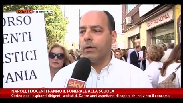 Napoli, i docenti fanno i funerali alla scuola