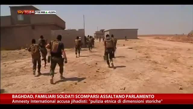 Baghdad, familiari soldati scomparsi assaltano Parlamento