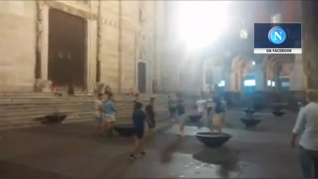 Napoli, Jorginho show davanti al Duomo con gli scugnizzi