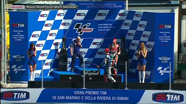 Rossi-show, vince e dà spettacolo sul podio 