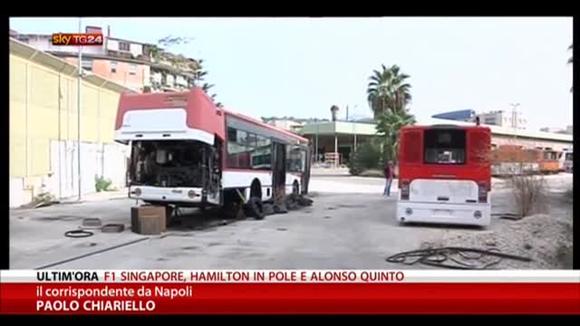 Sprecopoli Napol: bus nuovi in deposito, passeggeri a piedi