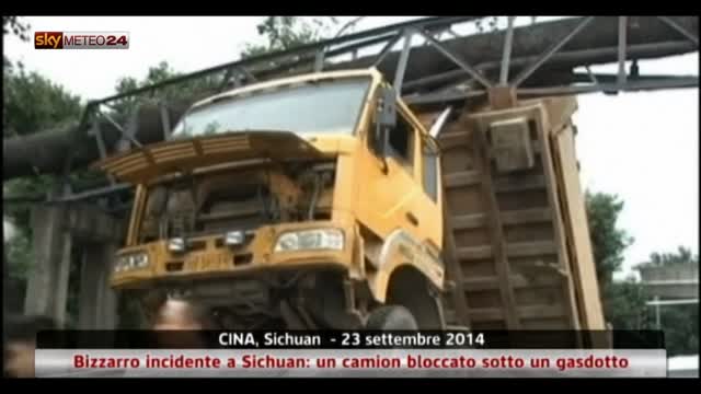 Cina, Sichuan: un camion bloccato sotto un gasdotto. Video