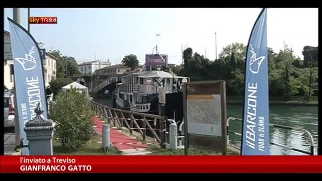 Treviso, cede passerella barcone: 30 ragazzi cadono nel Sile