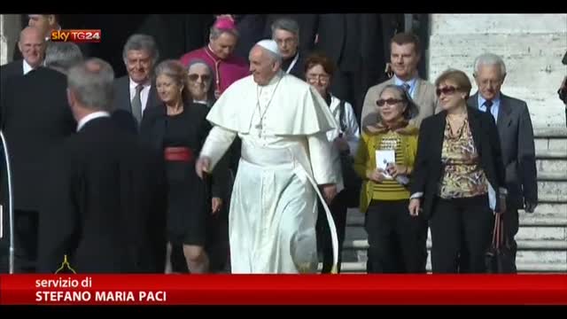 Papa con i nonni, in Piazza San Pietro c'è anche Ratzinger