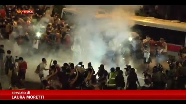 Hong Kong, scontri tra polizia e studenti contro Pechino