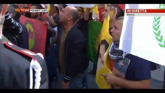 Roma, manifestanti curdi cercano di entrare a Montecitorio