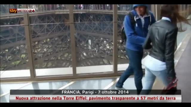 Francia, attrazione su Torre Eiffel: pavimento trasparente