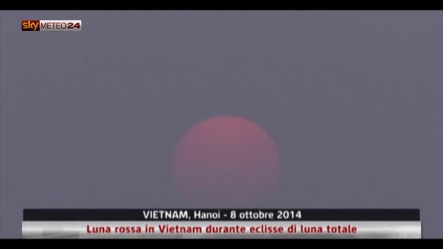 Luna rossa in Vietnam durante eclisse totale di Luna