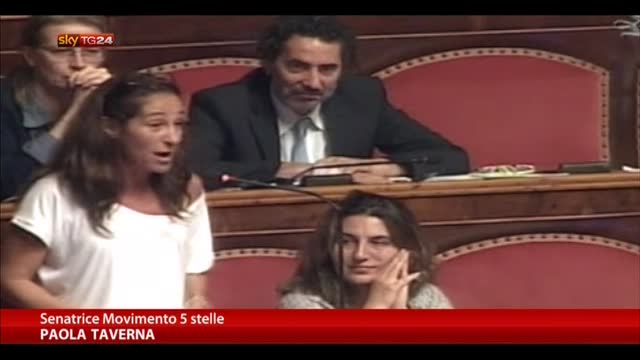 Taverna a Renzi e ai senatori: voi non vi togliete garanzie