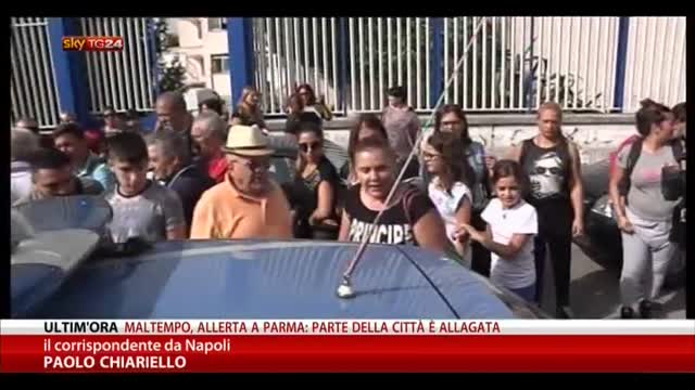 Uomo armato a scuola, choc a Napoli