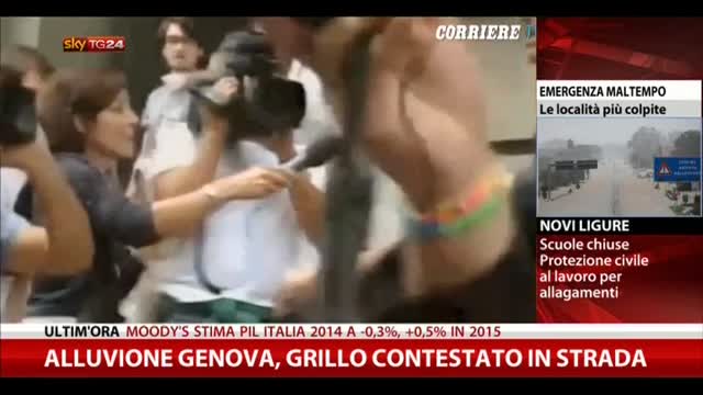 Alluvione Genova, Grillo contestato in strada