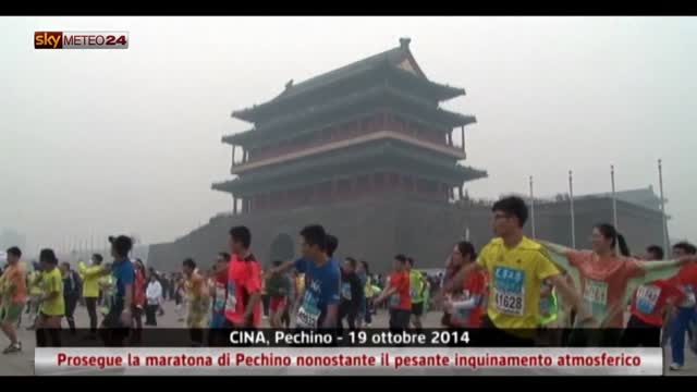 Prosegue la maratona di Pechino nonostante l'inquinamento