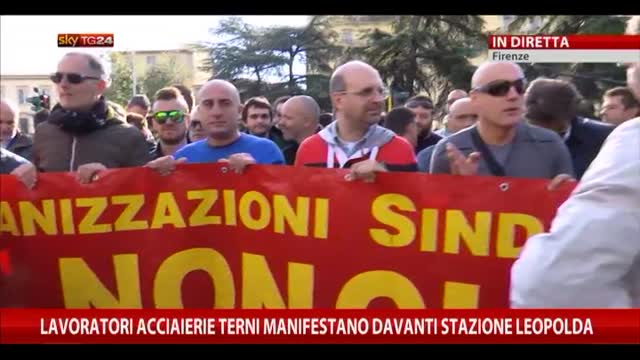 Lavoratori di Terni manifestano davanti stazione Leopolda