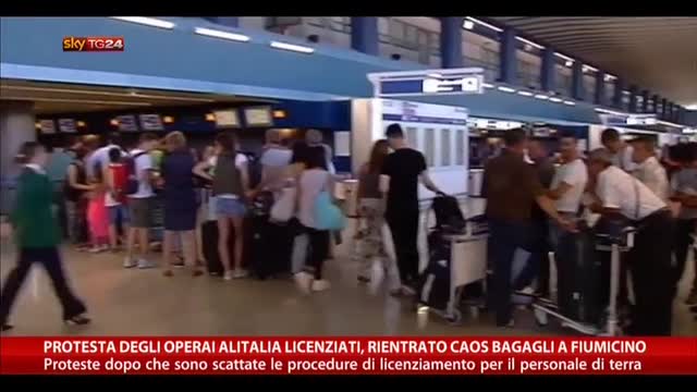 Protesta operai Alitalia licenziati, caos bagagli Fiumicino
