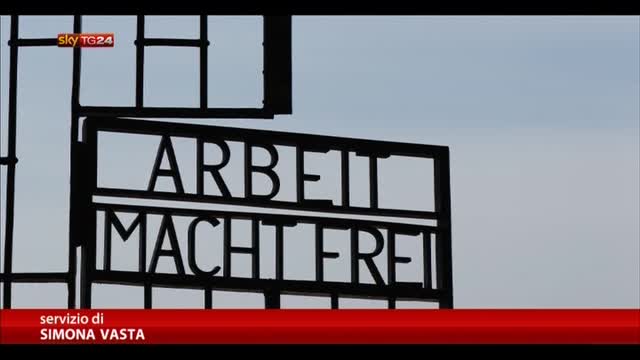 Dachau, rubata scritta "Arbeit macht frei"