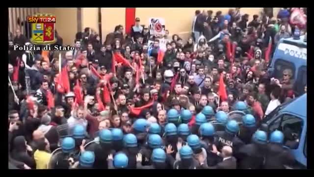 S. Italia, scontri Bagnoli: manifestanti e agenti feriti
