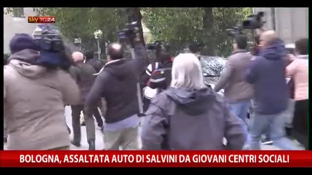 Bologna, assaltata auto di Salvini da giovani centri sociali