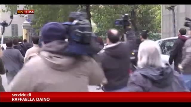 Bologna, sassi sull'auto di Salvini davanti al campo nomadi