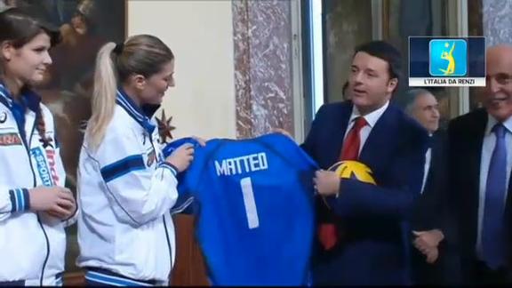 Le azzurre del volley da Renzi: "La medaglia dell'affetto"