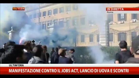Roma, corteo Cobas contro Jobs Act: lancio di uova e scontri