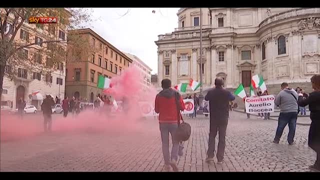 Roma, marcia dei rioni: slogan contro il sindaco