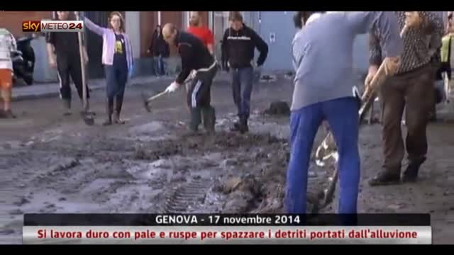 Genova, pale e ruspe per spazzare detriti dopo alluvione