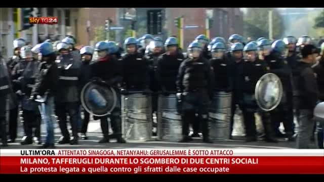 Milano, tafferugli durante sgombero di due centri sociali