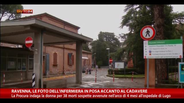 Ravenna, foto dell'infermiera in posa accanto al cadavere