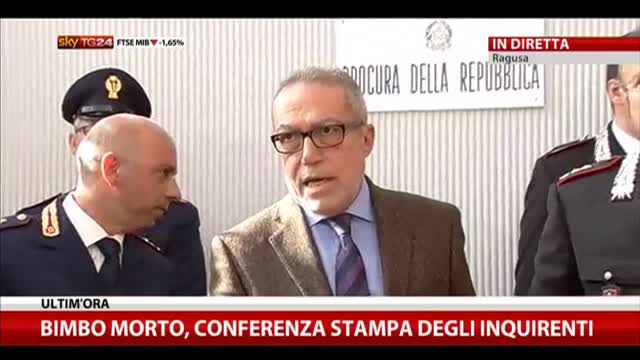 Bimbo morto, la conferenza stampa degli inquirenti