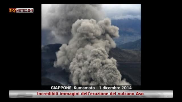 Giappone, incredibili immagini dell'eruzione del vulcano Aso