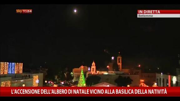 Accensione dell'albero di Natale vicino a basilica Natività