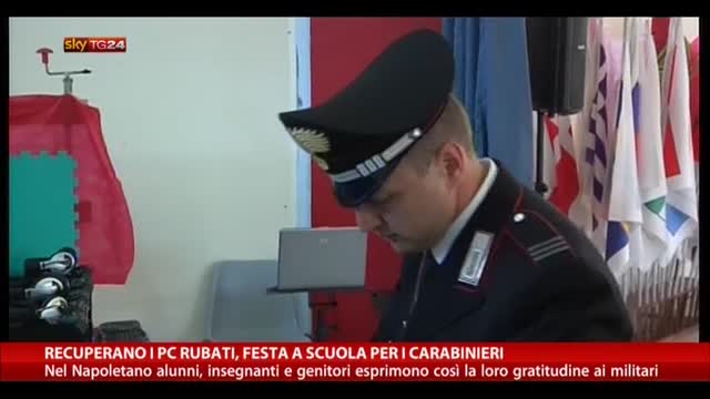 Recuperano i PC rubati, festa a scuola per i carabinieri