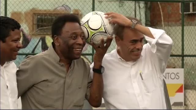 Pelé torna a casa, dimesso dall'ospedale di San Paolo