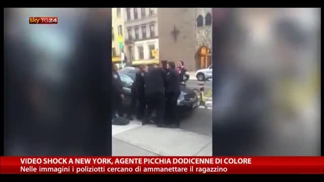 Video shock a New York, agente picchia dodicenne di colore