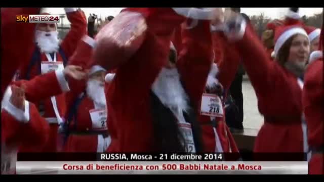 Corsa di beneficenza per 500 Babbi Natale a Mosca