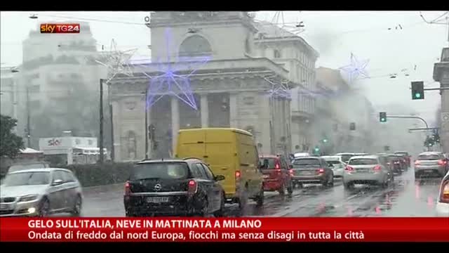 Gelo sull'Italia, neve in mattinata a Milano
