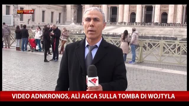 Vaticano, Ali Agca porta fiori sulla tomba di Wojtyla